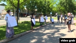 Участники акции протеста перед зданием ЖК. 22 мая 2020 года.