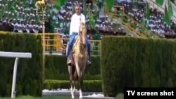 G.Berdimuhamedow 'zähmetkeşleriň sowgat beren' atlarynyň birinde gezim etdi. Türkmen TW-sinden alyndy.