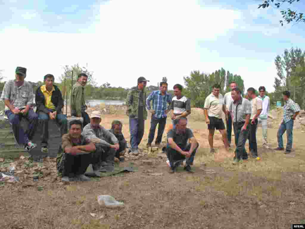 Мужчины поселка Красный Трудовик 16 сентября 2008 года снова не вышли на работу чтобы противостоять ожидаемому сносу.  -  Мужчины поселка Красный Трудовик 16 сентября 2008 года снова не вышли на работу чтобы противостоять ожидаемому сносу. 