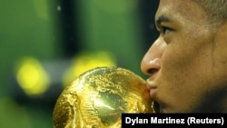 Кіліан Мбаппе цілує Кубок світу після перемоги збірної Франції на чемпіонаті світу, Москва, 15 липня 2018 року