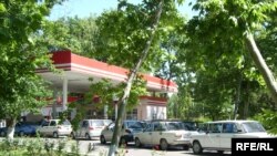 Ўзбекистоннинг кўп вилоятларида айни кунларда бензин отлиққа ҳам топилмаëтир.