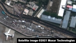 США і багато інших країн почали евакуацію своїх громадян з Афганістану після того, як в середині серпня контроль над країною встановив рух «Талібан»