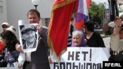 Архівна фотографія. Пікет російських націоналістів проти Великого договору. Зліва один із активістів Народного фронту «Севастополь-Крим-Росія» Святослав Компанієць. (30 травня 2008 рік)