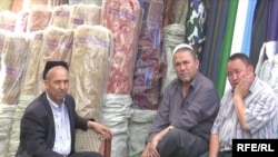 Бишкектин "Мадина" базарындагы уйгур соодагерлери, 9-июль, 2009-жыл.