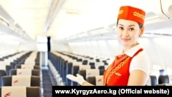 "Эйр Кыргызстандын" борт коштоочусу Айсулуу Белекова Курманжан Датка атындагы Боинг–737-500 учагында. "Манас" эл аралык аэропорту, 13.06.2013.