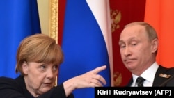 Ангела Меркель жана Владимир Путин. 10-май, 2015-жыл. Кремль, Москва.