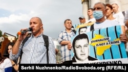 Керівник проєкту Крим.Реалії Володимир Притула (з мікрофоном) на акції на підтримку Владислава Єсипенка у Києві, 2021 рік