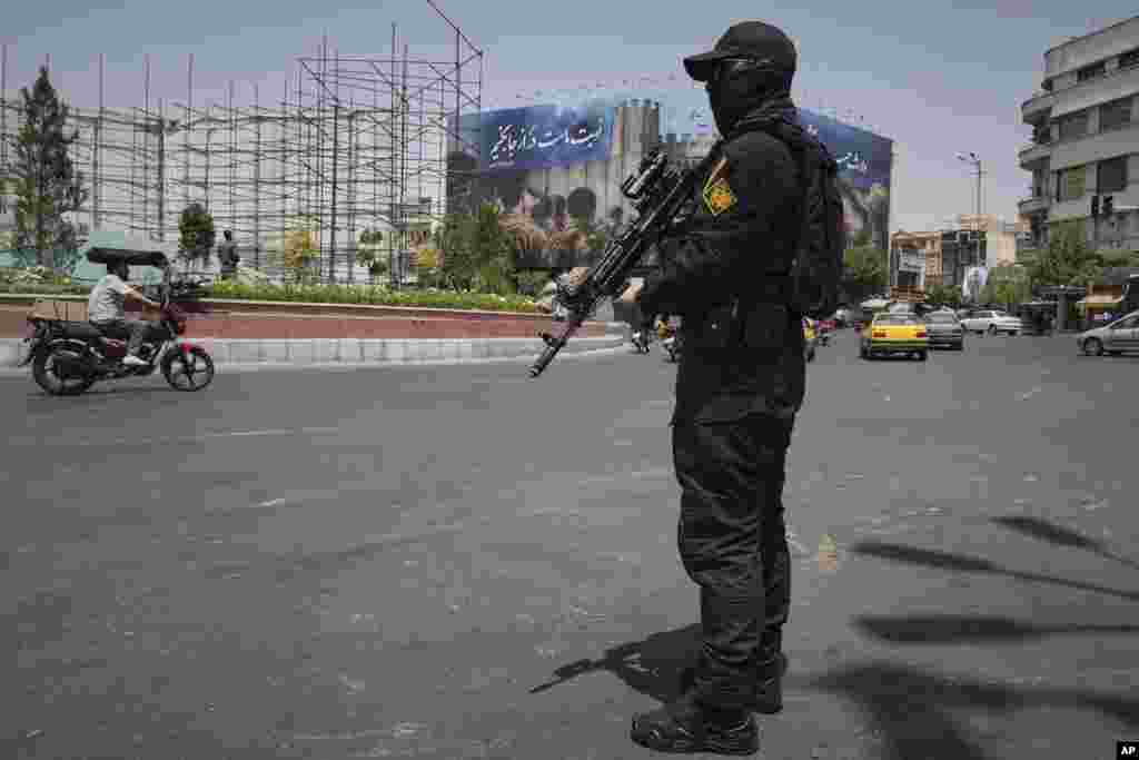 Израил менен акыркы кагылышуулардан кийин күзөткө чыккан Ирандын Сакчылар корпусунун (IRGC) аскери.