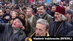 Михаил Саакашвили среди своих сторонников на марше в Киеве