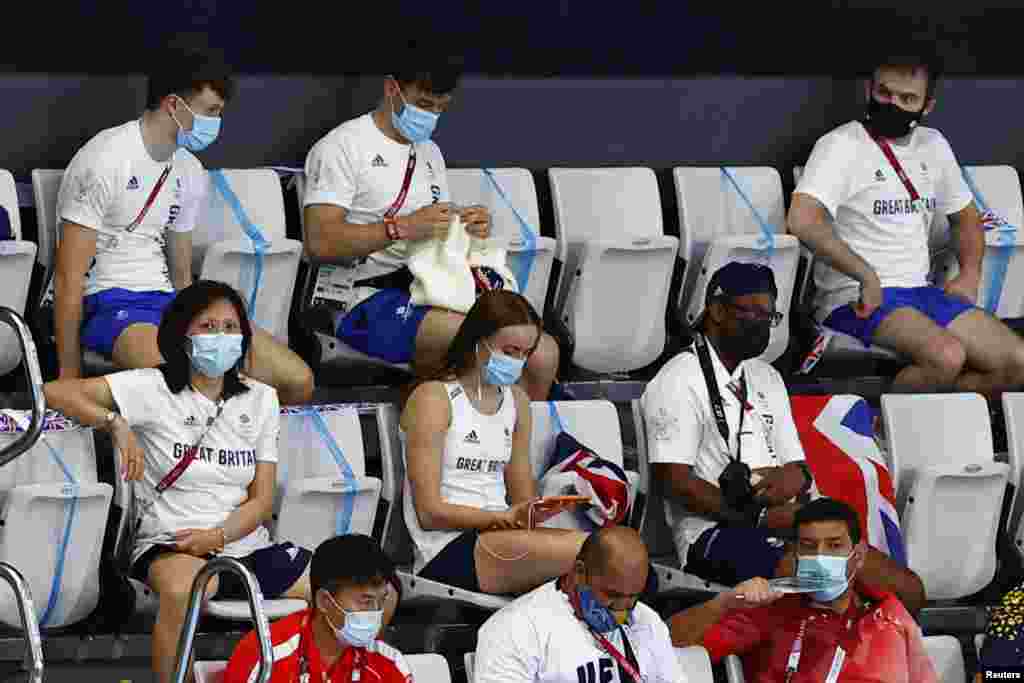 Золотий призер британець Том Дейлі в&rsquo;яже на трибуні. Олімпійські ігри Токіо-2020