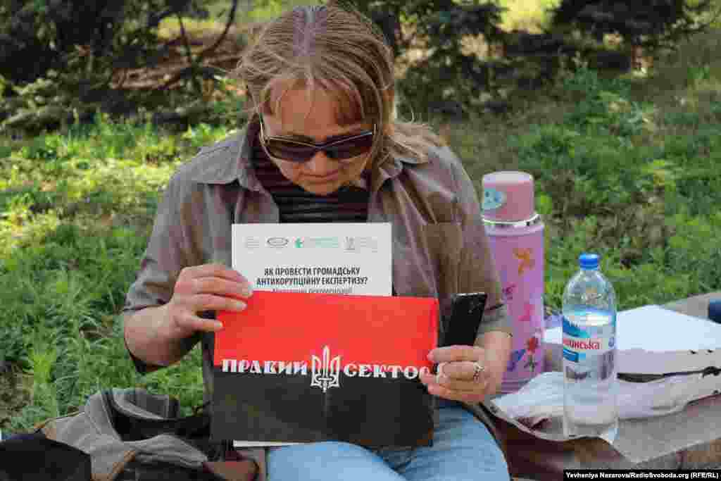 Запорізька активістка Євгенія Корольова-Крапля демонструє наліпку з символікою &laquo;Правого сектору&raquo;, яку їй подарували представники цієї організації