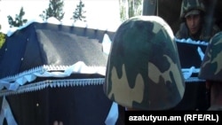 Հայկական կողմը ընդունում է Մանվել Սարիբեկյանի դին: 4-ը նոյեմբերի, 2010 թ.