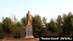 Ҳайкали Исмоили Сомонӣ дар маркази ноҳияи Шаҳритус