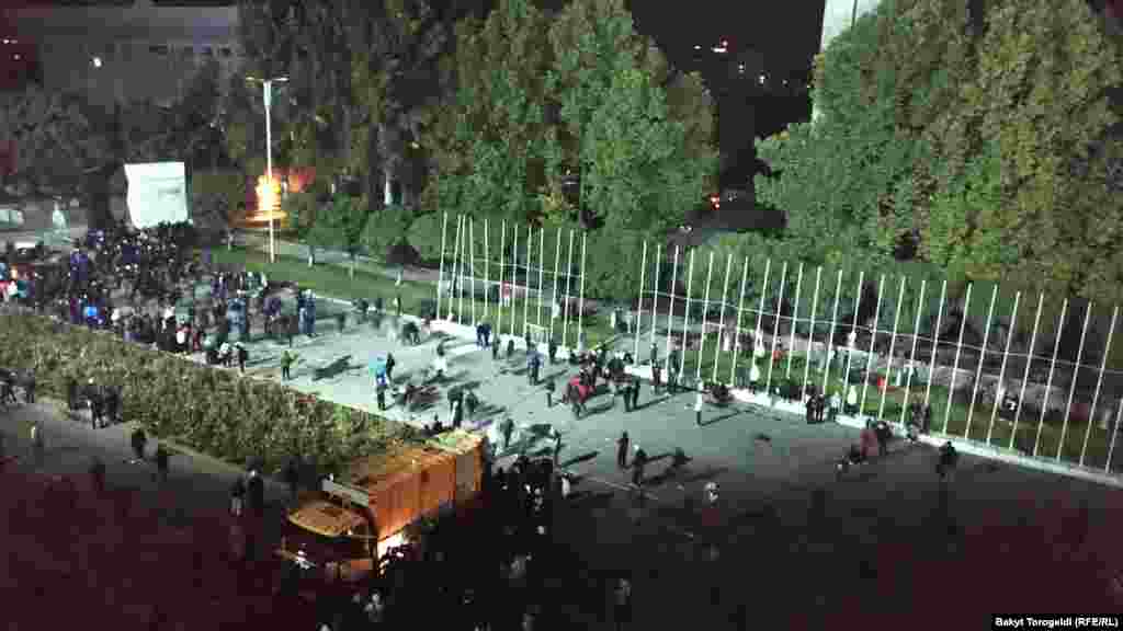 Бүгүн Бишкекте парламенттик шайлоонун жыйынтыгына нааразы болгон партиялардын тарапкерлери акцияга чыгышкан.&nbsp;