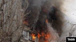 Пожар, возникший после взрыва газа в жилом доме в Волгограде