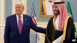 Президент США Дональд Трамп и наследный принц Саудовской Аравии Мухаммед бин Салман во время встречи в Королевском дворце в Эр-Рияде. 13 мая 2025 года