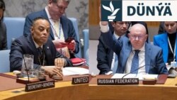 ABŞ-nyň Birleşen Milletler Guramasyndaky wekili Jon Kelli (çepde) we Russiýanyň BMG-däki ilçisi Wassiliý Nebenziýa.