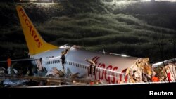 Boeing 737-86J авиакомпании Pegasus Airlines после жесткой посадки. Стамбул, 5 февраля 2020 года.