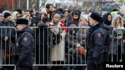 Ռուսաստան - Աստվածածնի եկեղեցու դիմաց հավաքվածները սպասում են Ալեքսեյ Նավալնիի հրաժեշտի արարողությանը, Մոսկվա, 1-ը մարտի, 2024թ.