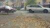 Опавшая листва на трамвайных рельсах в Алматы. 12 ноября 2015 года.