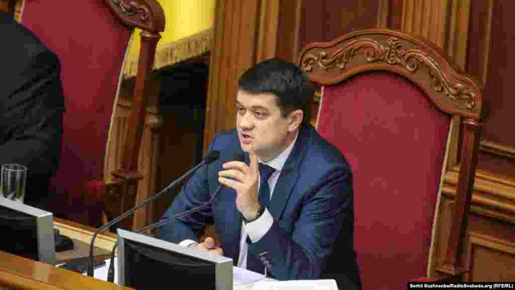 Голова Верховної Ради Дмитро Разумков зазначив, що заяви від Гончарука не отримував. Відповідно до закону, прем’єр-міністр України має право заявити про свою відставку Верховній Раді України. Парламент розглядає заяву протягом десяти днів.