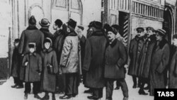 Жители Петрограда читают первые декреты Советов, 1917