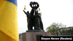 Прапори України на пам’ятнику «Мир у всьому світі» в столиці Фінляндії. Гельсінкі, 26 травня 2022 року