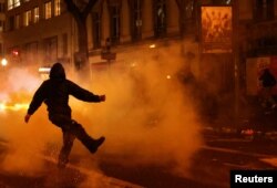 23-мартта пенсиялык реформага каршы чыккандар Бордо шаарынын мэриясынын имаратына өрт коюшту.