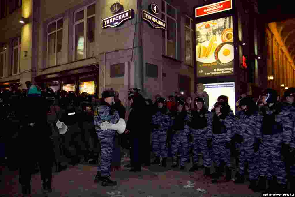 Экиге бөлүнгөн Триумфалдык аянты: Оңдо - Путин үчүн, солдо - эркиндик үчүн