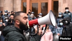 Վարչապետ Փաշինյանի հրաժարականի պահանջով ցույց Կառավարության շենքի մոտ։