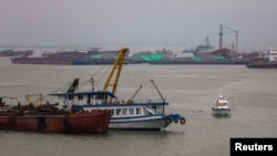 Кырсыктаган кемени жээкке чыгаруу учуру. 