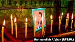 شمع‌افروزی در برابر عکس الیاس داعی