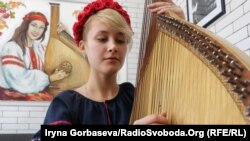 Марія Вдовичеко – учениця безкоштовної Школи бандури та українського живопису імені Василя Сліпака в Маріуполі