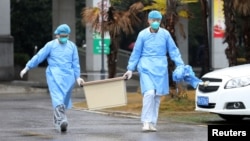 Չինաստան - Բուժաշխատողներ Ձինյինտանի հիվանդանոցում, որտեղ բուժում են ստանում նոր վիրուսով վարակվածները, հունվար, 2020թ.