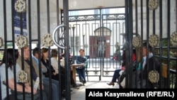 У ворот посольства Кыргызстана в Мсскве, 2011 г.