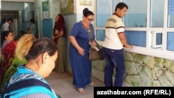 Poliklinikanyň ýapylmagy bilen bu saglyk öýüniň lukmanlar kollektiwi başbitin anyk bir ýere göçürilmän, eýse şäheriň dürli künjeklerine dargadyldy.