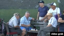 "Brighton beachde" küşt oýnaýan emigrantlar.