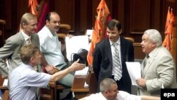 Коалиция и оппозиция соревнуются в том, кто больше опасается досрочных выборов