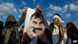 Партрэт Абдулы Аджалана ў руках ягоных прыхільнікаў, курдаў Турэччыны