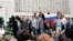 РСФСР Барыс Ельцын заклікае да ўсеагульнай акцыі пратэсту супраць путчу каля будынку Вярхоўнага Савету РСФСР (Белага Дому)