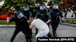 Беларусская полиция избивает граждан на улице, Минск, 10 августа, 2020 