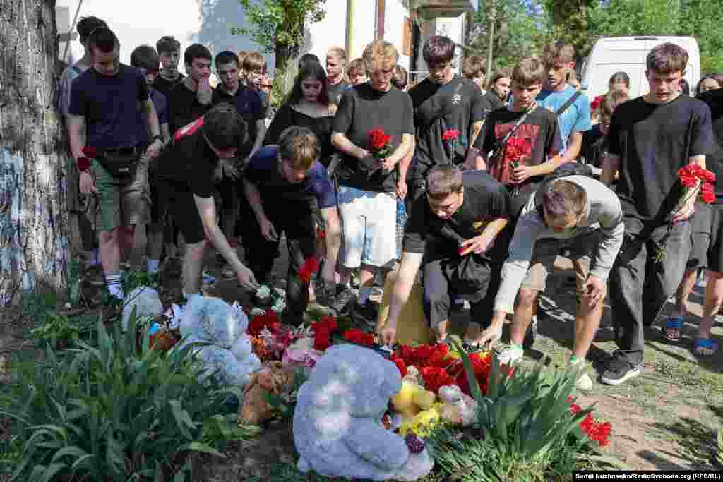 На наступний день люди несли квіти і іграшки на честь загиблих.Серед жертв є неповнолітній хлопець – Данило Худя загинув разом із батьками, його друзі прийшли вшанувати його пам'ять