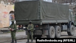 Російські військові і далі на вулицях Сімферополя