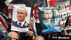 Владимир Путиндин жана Башар Асаддын сүрөтүн көтөргөн тарапкерлери. Архив сүрөт. 