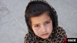 Девочка просит милостыню на улицах Кабула.