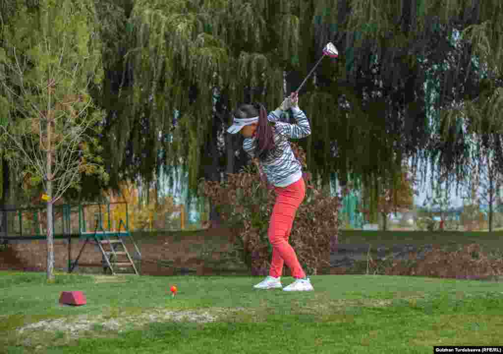 Камила Алмазбекова, 13 лет. Она занимается в Академии гольфа уже год и отличилась в номинации&nbsp;&laquo;Самый близкий удар&raquo;.