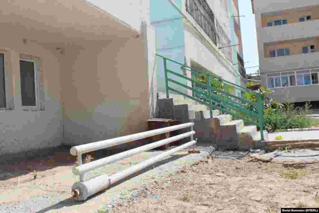 Kyrgyzstan -- Residents of newly built houses complaint on the quality of construction, Osh, 1August2012