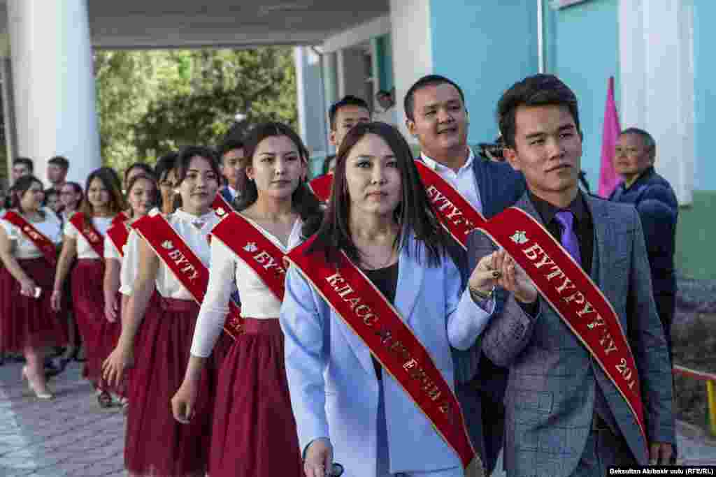 Кыргызстанда быйыл 59 463 окуучу мектептин 11-классын бүтүрүп жатат. Ал эми 9-классты 93 874 бала аяктоодо.