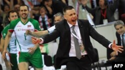 Старши треньорът на националния отбор по волейбол на България Радостин Стойчев празнува след победата срещу Франция от олимпийския квалификационен турнир по волейбол за мъже в София, 9 юни 2012 г. 