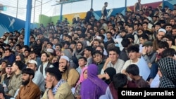 تماشاچیان که برای تماشای بازی کرکت آمدند